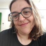 Fernanda Cerezer - Formação em Letras e pós-graduação em Ensino de Língua Portuguesa